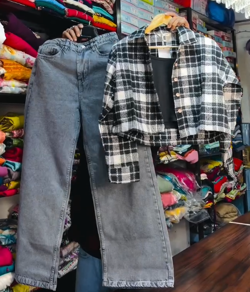 Wide-Leg Baggy Jeans & Cropped Plaid Flannel Shirt — Effortless Streetwear Duo