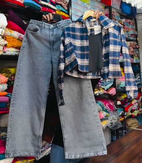 Wide-Leg Baggy Jeans & Cropped Plaid Flannel Shirt — Effortless Streetwear Duo