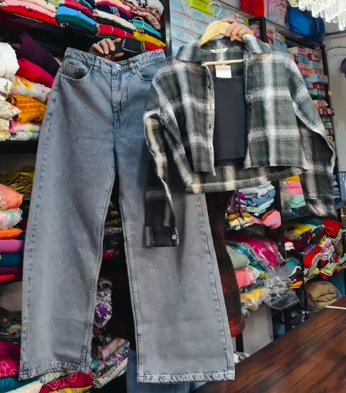 Wide-Leg Baggy Jeans & Cropped Plaid Flannel Shirt — Effortless Streetwear Duo