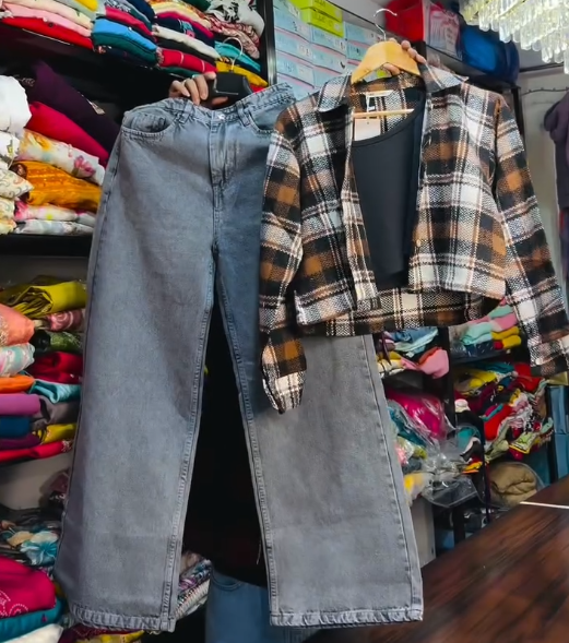 Wide-Leg Baggy Jeans & Cropped Plaid Flannel Shirt — Effortless Streetwear Duo