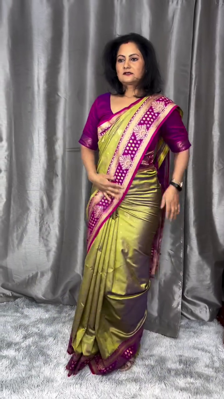 Kanjivaram Tissue Silk Lime Green Saree with Exotic Zari Work and Pink Border – Luxurious Traditional Elegance