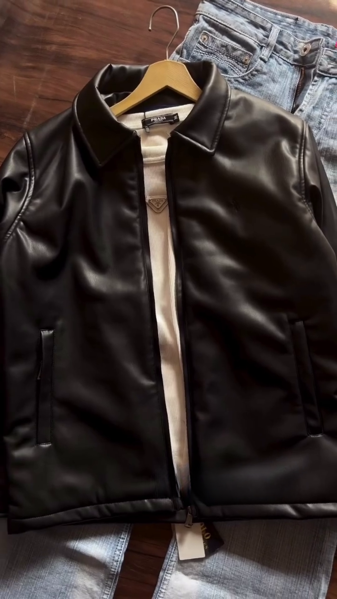 🖤 Effortless Edge: Black Faux-Leather Jacket & Denim Jeans Combo 👖🧥