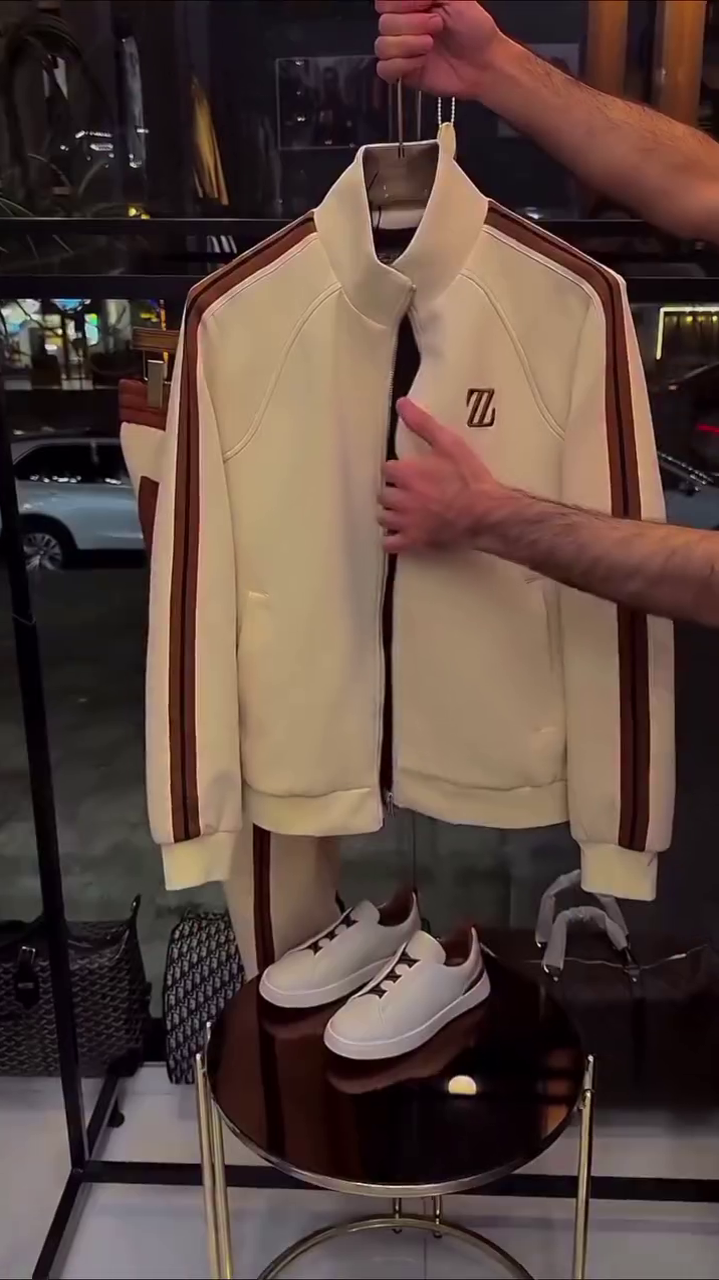 🏃‍♂️ Effortless Style & Comfort: Men’s Cream Tracksuit Set with Brown Accents 🤎✨