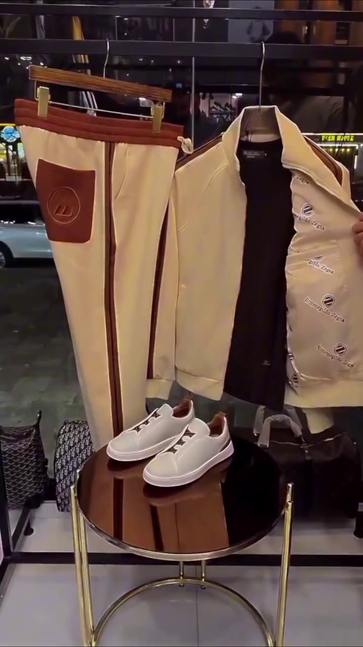 🏃‍♂️ Effortless Style & Comfort: Men’s Cream Tracksuit Set with Brown Accents 🤎✨