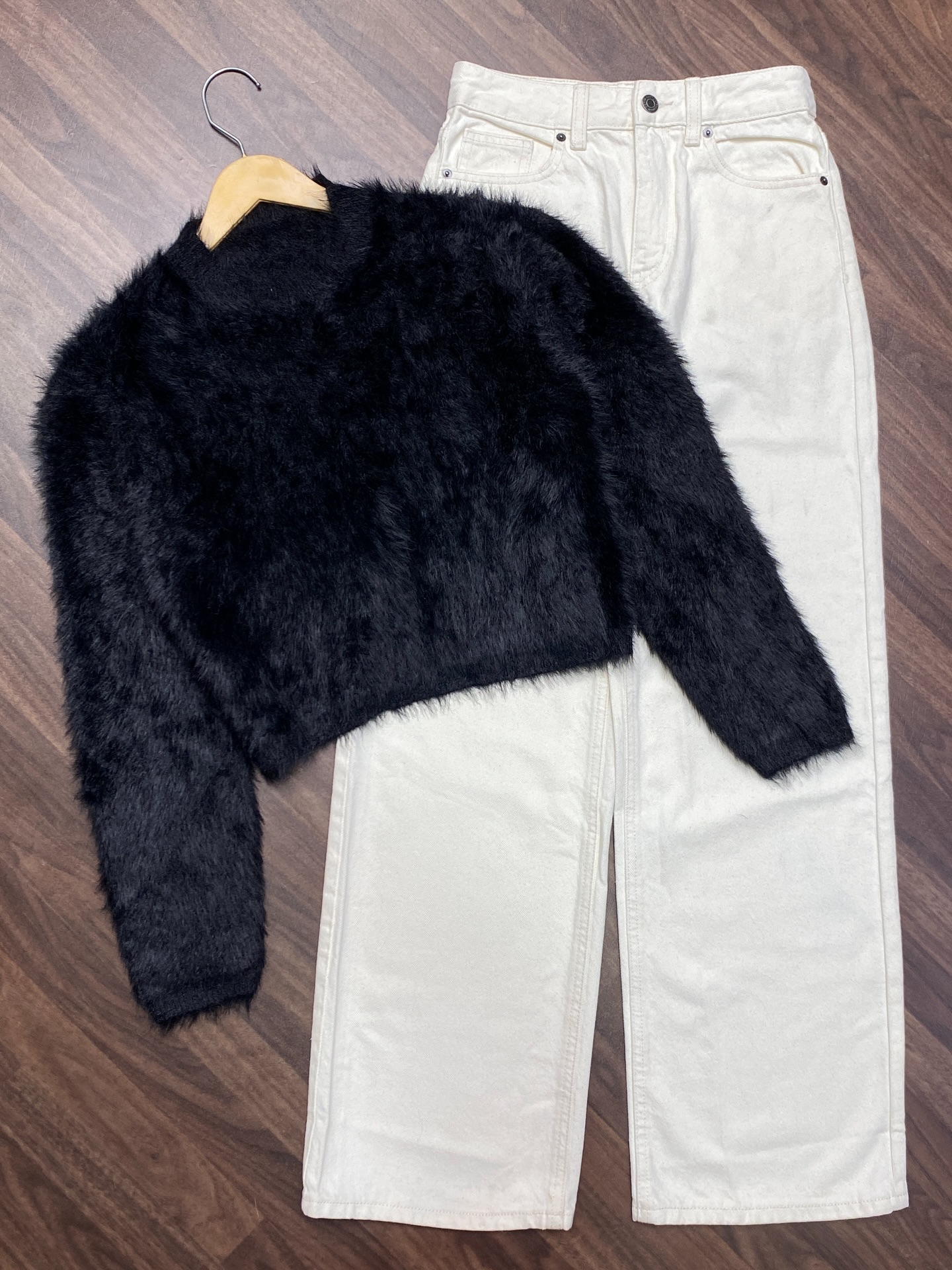 Cozy Meets Chic: Faux Fur Crop Jacket Paired with Classic Dark-Wash Wide-Leg Jeans