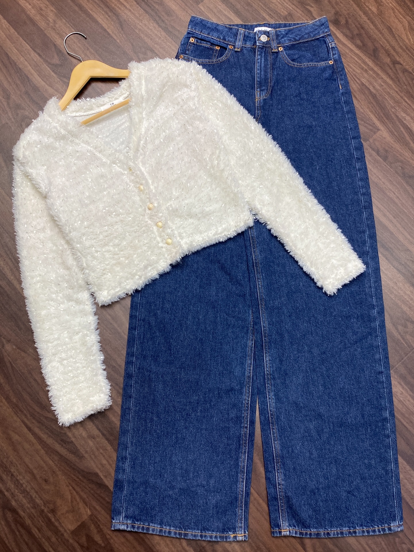 Cozy Meets Chic: Faux Fur Crop Jacket Paired with Classic Dark-Wash Wide-Leg Jeans