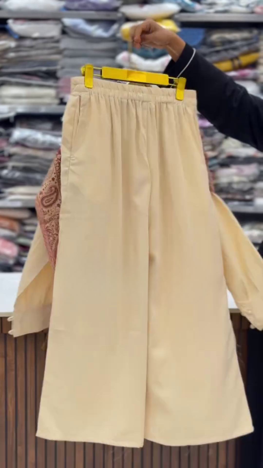 Graceful & Elegant: Beige 2-Piece Outfit with Classic Printed Shawl – Perfect for Every Occasion