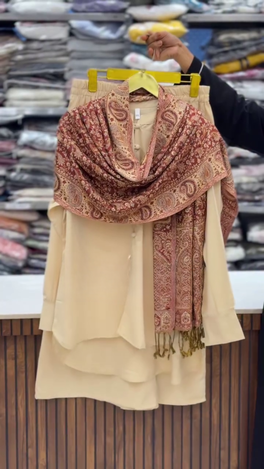 Graceful & Elegant: Beige 2-Piece Outfit with Classic Printed Shawl – Perfect for Every Occasion