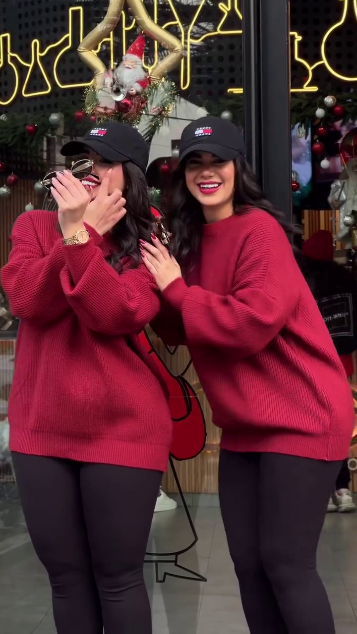 Winter Street-Style Goals: Cozy Brown Oversized Sweater with Beige Leggings – The Perfect Casual Chic Look