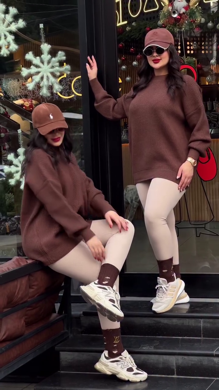 Winter Street-Style Goals: Cozy Brown Oversized Sweater with Beige Leggings – The Perfect Casual Chic Look