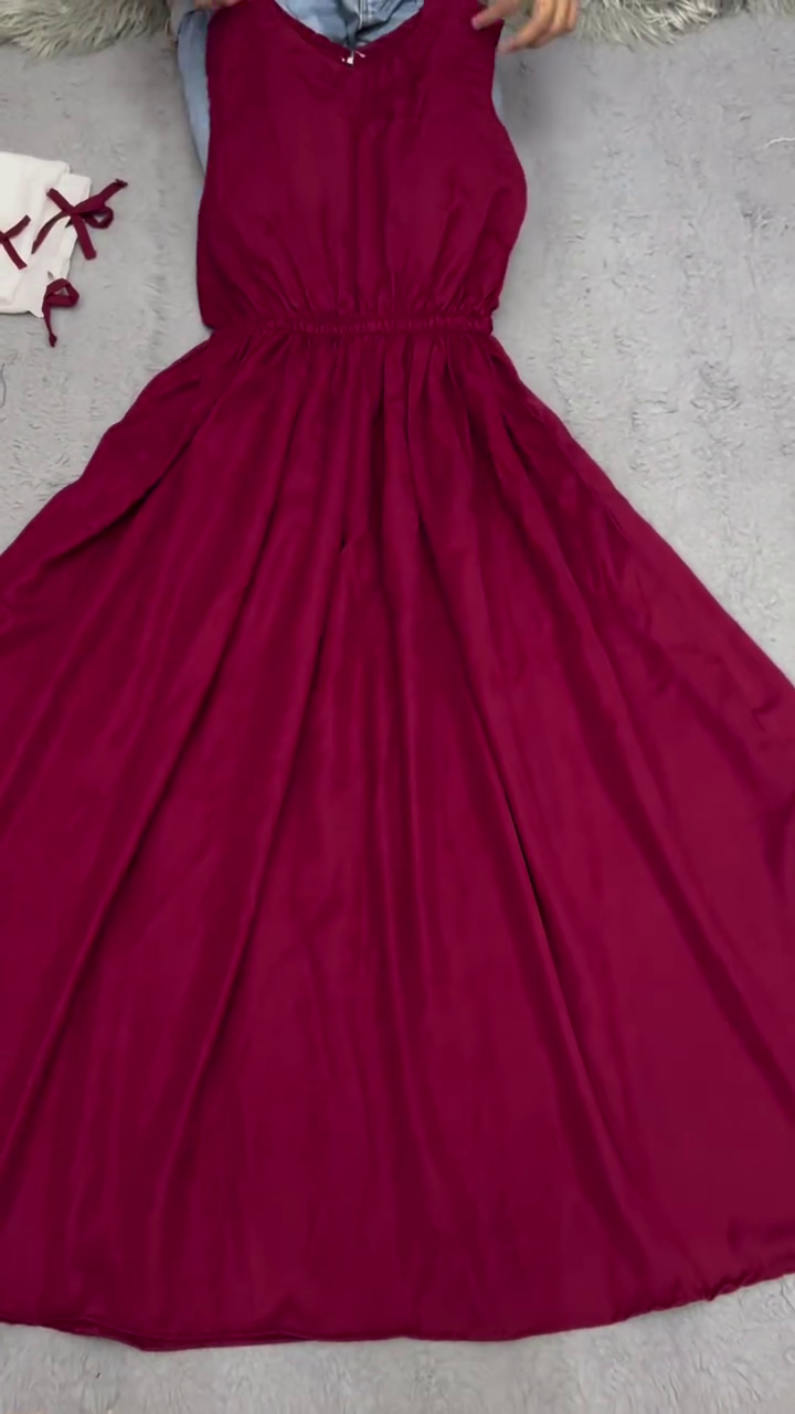 ❤️ Elegant Women’s White Crop Top with Red Bows & Maroon Long Skirt Set ❤️