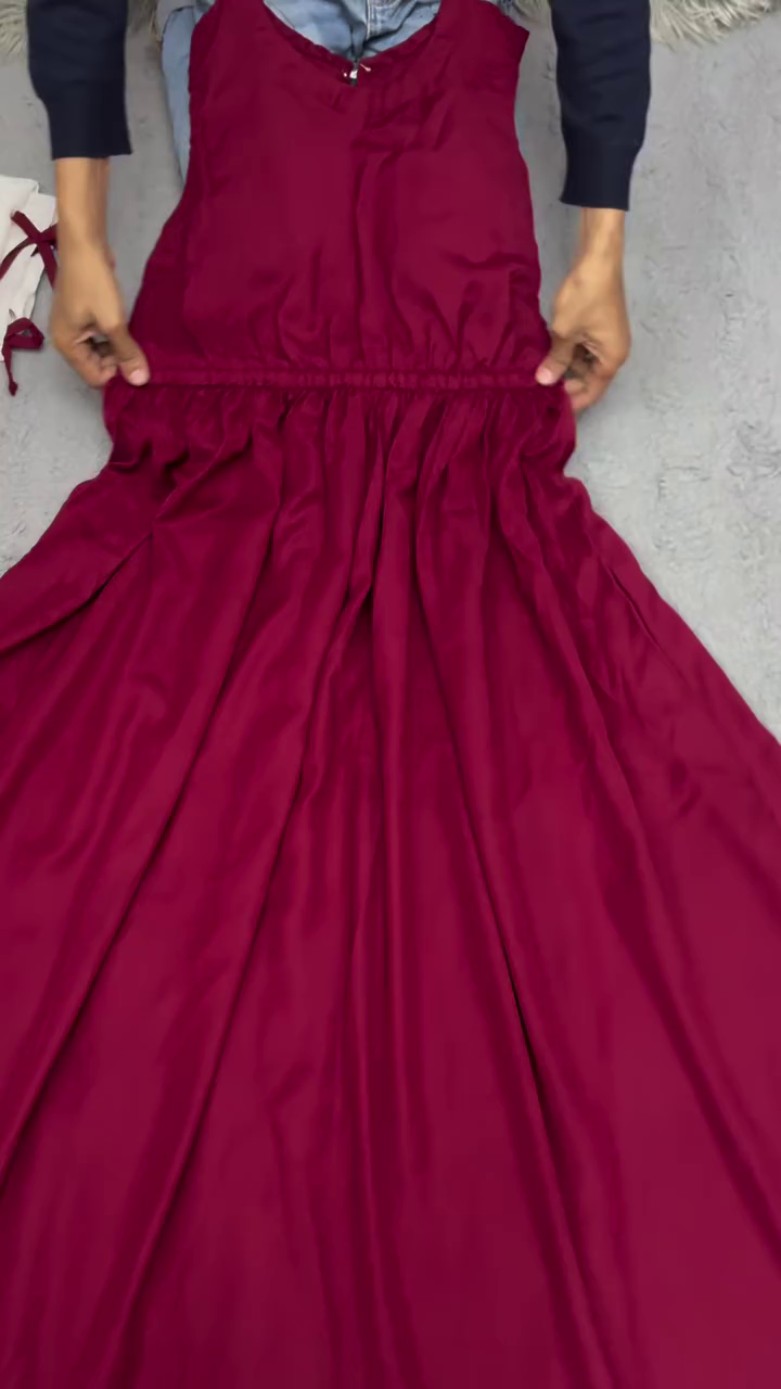 ❤️ Elegant Women’s White Crop Top with Red Bows & Maroon Long Skirt Set ❤️