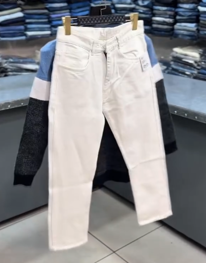 Beige Stüssy Sweater with White Logo Graphic – Casual Streetwear Jeans Combo