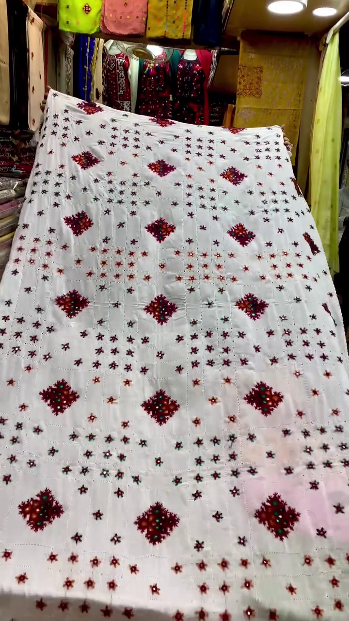 Elegant Embroidered Saree – Timeless Traditional Indian Attire