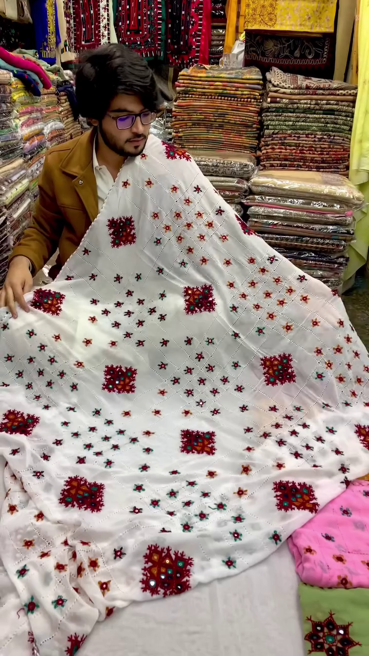 Elegant Embroidered Saree – Timeless Traditional Indian Attire