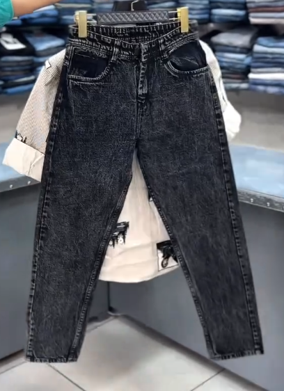 Effortless Style: Men’s Casual Graphic Shirt & Jeans Combo for the Modern Trendsetter