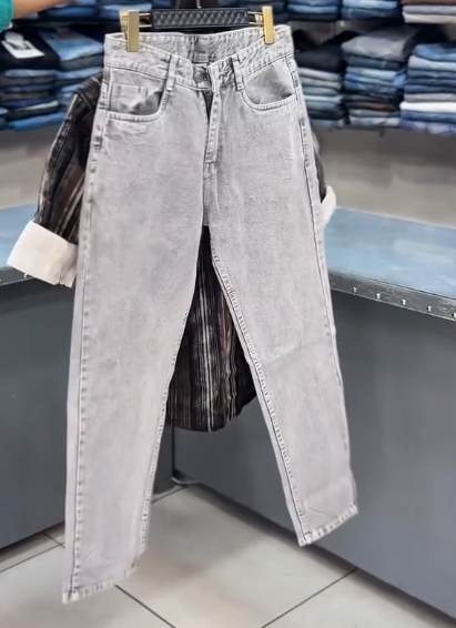 Effortless Style: Men’s Casual Graphic Shirt & Jeans Combo for the Modern Trendsetter