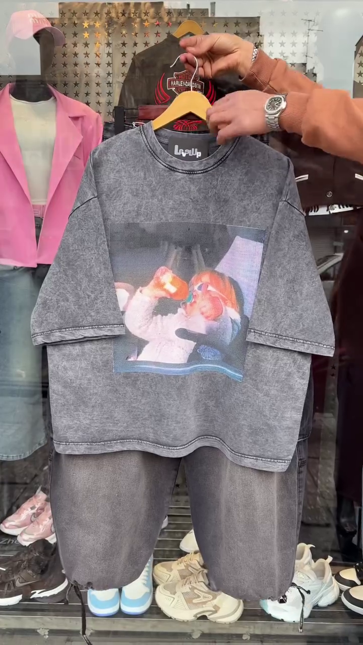 Pink Graphic T-Shirt with Stylized Photo Print – Effortless Everyday Style with Jeans