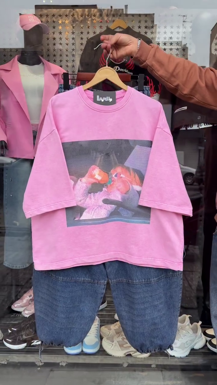 Pink Graphic T-Shirt with Stylized Photo Print – Effortless Everyday Style with Jeans