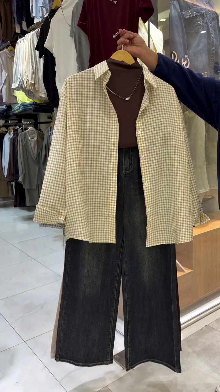 Light-Colored Checked Button-Down Shirt with Dark Top & Jeans Combo – Effortless Casual Chic