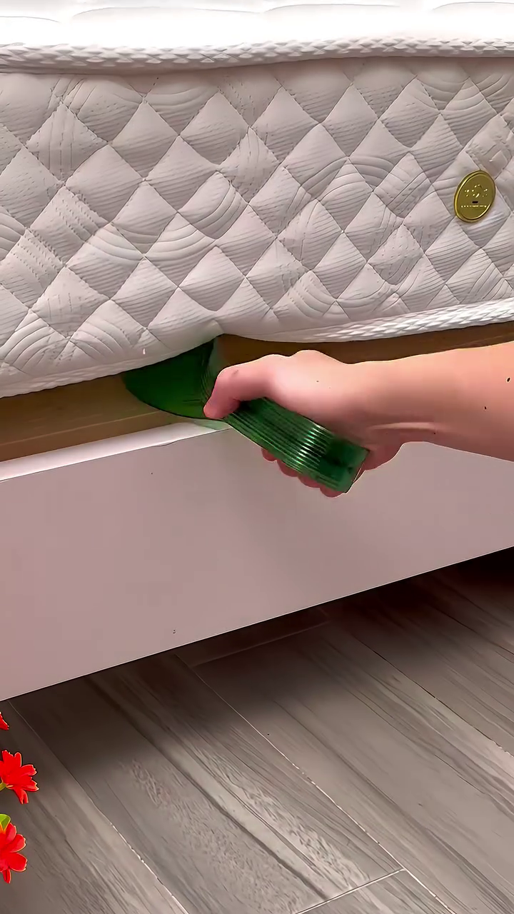 Bed Linen Mattress Lifter – Effortlessly Lift, Fold & Tidy Your Bedding