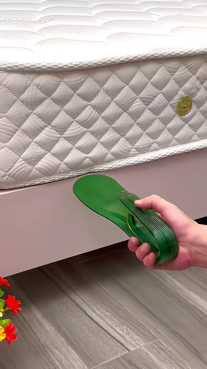 Bed Linen Mattress Lifter – Effortlessly Lift, Fold & Tidy Your Bedding