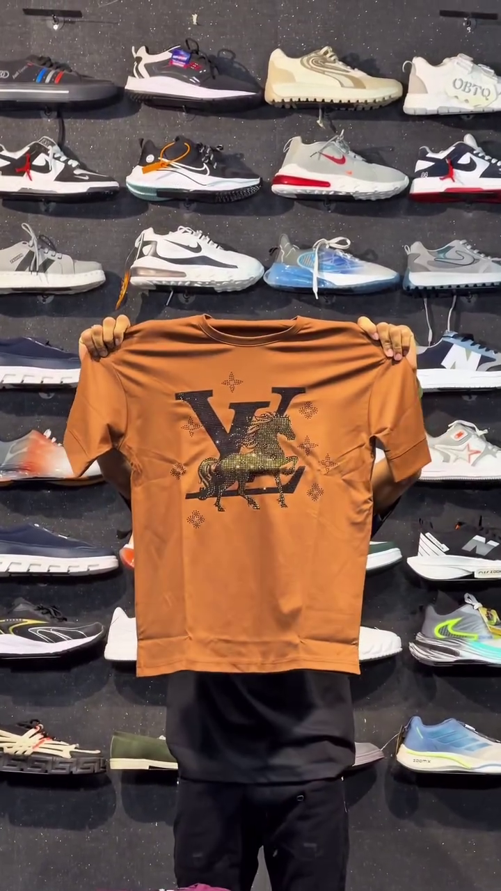 Everyday Essential: The Classic Brown Men’s Crewneck T-Shirt