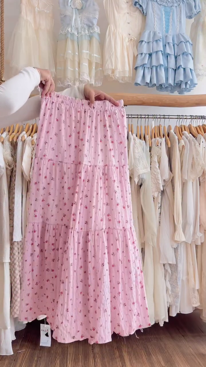 Romantic Elegance Redefined: The Pink Floral Tiered Maxi Skirt You’ll Live In