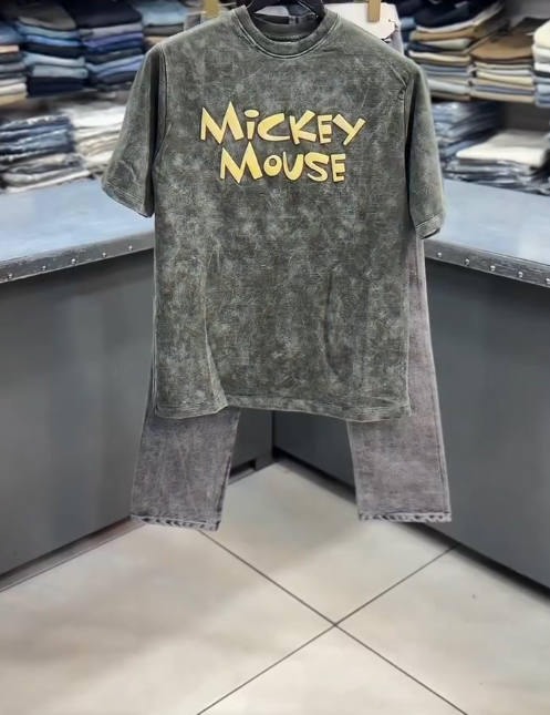 Minimal Edge Statement: White Crew Neck T-Shirt with SETMEN Graphic & Abstract Detailing